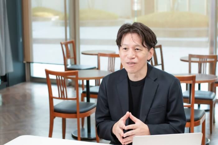 顧問の学校で対話する吉野隆行